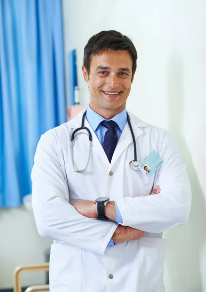 医療のフレンドリーな顔 病院の病棟に腕を組んで立っているハンサムな若い医者の肖像画 — ストック写真