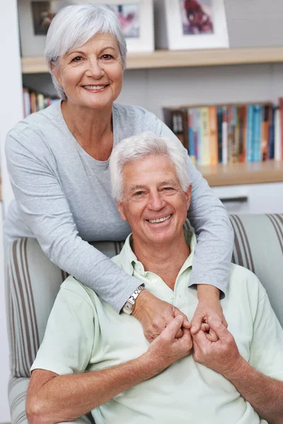 Godendo Una Vita Amore Felicità Una Coppia Anziana Amorevole Sorridente — Foto Stock