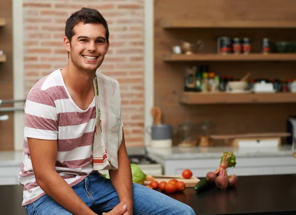 Cozinha Recreio Dele Retrato Jovem Atraente Sentado Uma Bancada Cozinha — Fotografia de Stock