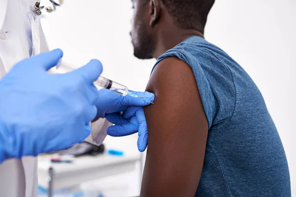 Εμβολιαστώ Πριν Χειμώνα Άντρας Ασθενής Που Λαμβάνει Ένεση Από Γιατρό — Φωτογραφία Αρχείου
