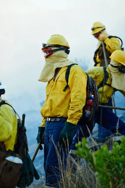 火に戦いを挑む準備ができている 野火と戦う消防士 — ストック写真