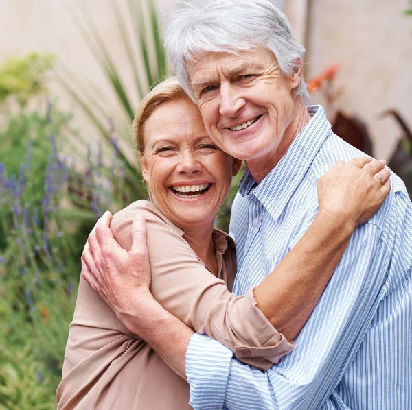 Mantener Vivo Amor Retrato Una Feliz Pareja Ancianos Abrazándose —  Fotos de Stock