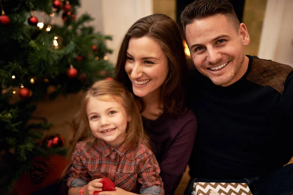 Mutlu Portre Aile Noel Evde Anne Baba Kızının Neşeli Gülümsemesiyle — Stok fotoğraf