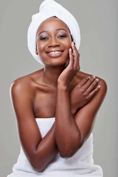 你会喜欢你的皮肤感觉的 一名头戴毛巾的年轻女子在演播室摆姿势的美丽镜头 — 图库照片