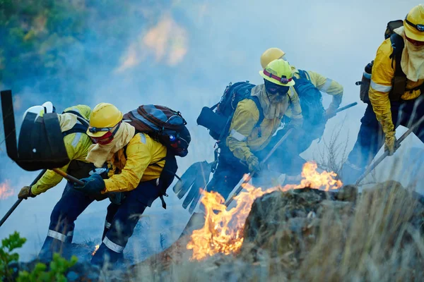 Боротьба Вогнем Хоробрістю Пожежні Бійці Які Борються Диким Вогнем — стокове фото