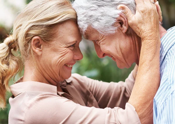 Életben Tartani Szikrát Egy Idős Házaspár Akik Együtt Állnak — Stock Fotó