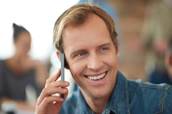 Comunicación Empresarial Hombre Sentado Una Oficina Hablando Por Teléfono Celular —  Fotos de Stock