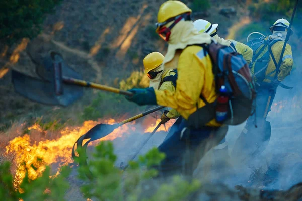 Risque Fait Partie Leur Travail Quotidien Pompiers Luttant Contre Incendie — Photo