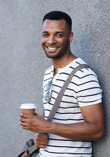 カッパ ジョーだ 街の壁に寄りかかっているハンサムなアフリカ系アメリカ人ビジネスマン — ストック写真