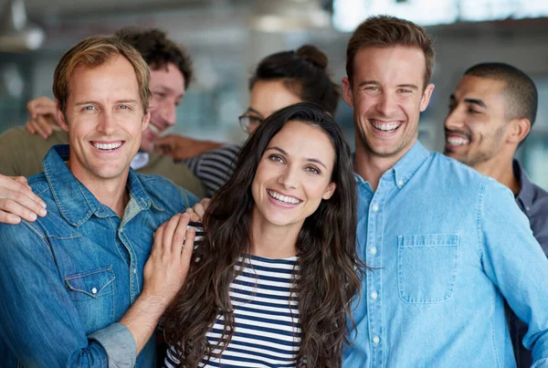 Tenemos Una Gran Atmósfera Trabajo Grupo Sonriente Compañeros Trabajo Pie —  Fotos de Stock