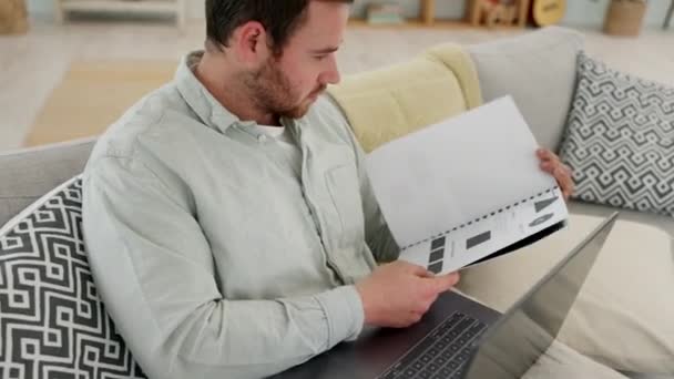 笔记本电脑和商人在沙发上打字 阅读文件和在家工作 自由撰稿人 远程工作者 来自加拿大的男性 在客厅里为网络研究提供计算机校验数据 — 图库视频影像