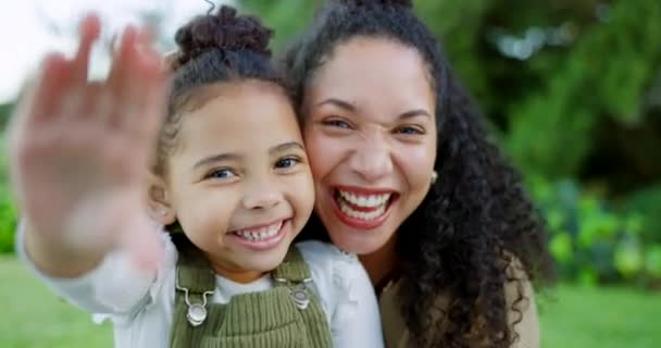 Aile Selfie Anne Parkta Bir Kızla Mutlu Rahatlarken Gülerken Kaynaşırken — Stok video
