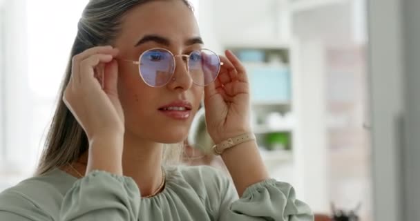 Usuwanie Okularów Komputer Kobieta Biznesu Nowoczesnym Biurze Jakości Wizji Opieki — Wideo stockowe
