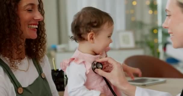 Assistenza Sanitaria Clinica Medico Con Mamma Bambino Utilizzando Stetoscopio Appuntamento — Video Stock