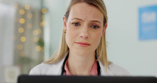 병원에서 이메일을 스트레스 노트북 의사가 소식으로 고통받고 있습니다 온라인 에서의 — 비디오