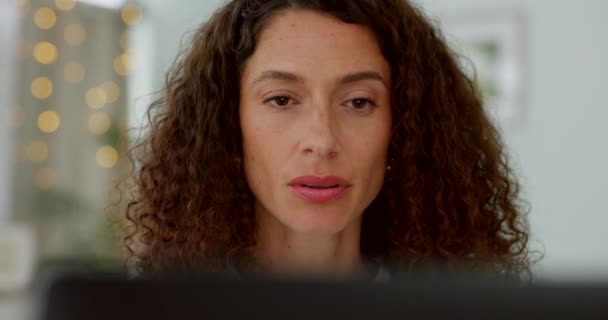 Kadını Serbest Çalışan Yurt Içi Pazarlama Projesi Için Dizüstü Bilgisayar — Stok video