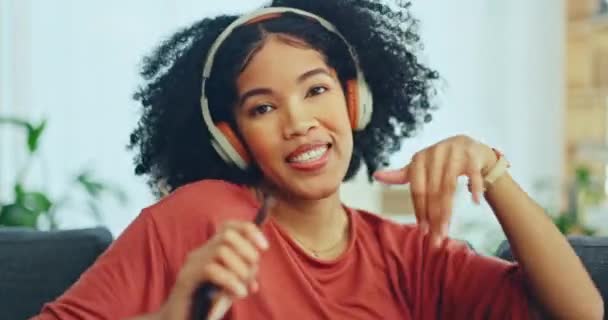 Muzyka Taniec Szczęśliwy Czarną Kobietą Kanapie Śpiew Słuchawkami Telefon Streamingu — Wideo stockowe