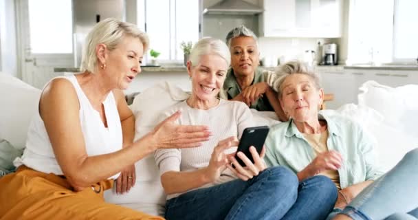 Расслабьтесь Друзья Пожилые Женщины Телефоном Диване Смотрят Фотографии Мемы Социальные — стоковое видео