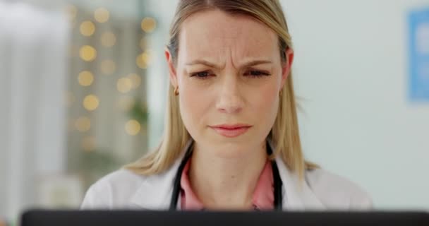 Doktor Dizüstü Bilgisayar Ofisteki Kafası Karışmış Bir Kadın Hasta Kayıtları — Stok video