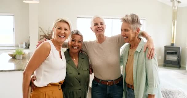 Ritratto Donne Anziane Amici Anziani Abbracciano Connettersi Legare Parlare Insieme — Video Stock