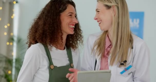Kvinnor Läkare Eller Digital Tablett Testresultat Sjukhus Hälsoklinik Eller Vårdcentral — Stockvideo