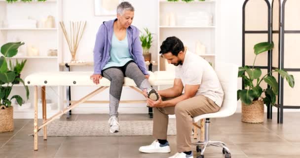 医生会诊老年妇女的足部 腿或肌肉损伤关节炎 帕金森症或理疗帮助 老年人的骨科 脊医或理疗师咨询 — 图库视频影像