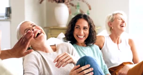老年妇女 朋友和团聚在家里聊天 快乐而又在一起享受美好的时光 在客厅沙发上进行交流和交流 退休家庭中笑着讲笑话的女性 — 图库视频影像