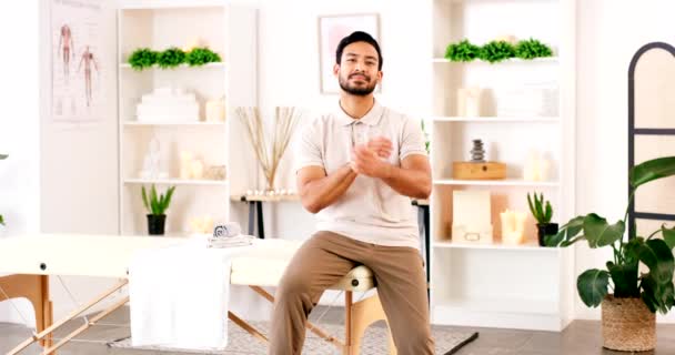 Portret Man Massage Therapeut Armen Gekruist Spa Klaar Voor Gezondheid — Stockvideo