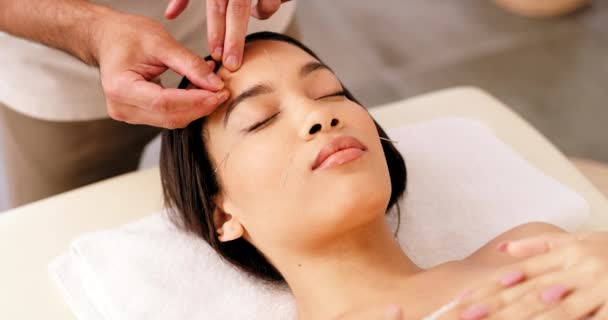 Mulher Relaxe Agulhas Acupuntura Facial Cuidados Com Pele Cosméticos Tratamento — Vídeo de Stock