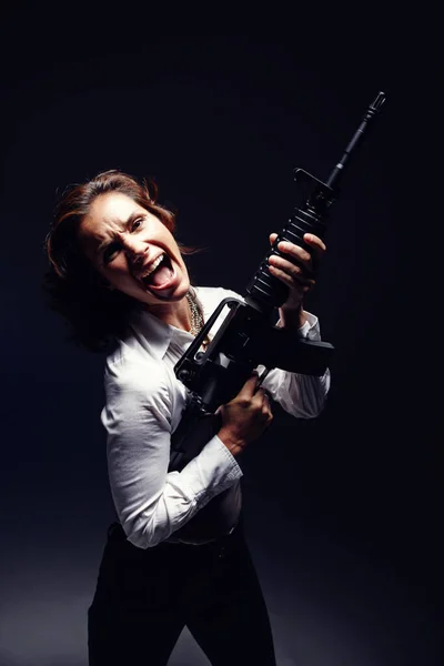 Чіпайте Мене Портрет Зрілої Жінки Тримає Автоматичну Гвинтівку Стоїть Під — стокове фото