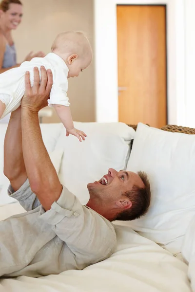 Peek Boo Pai Segurando Seu Bebê Com Sua Esposa Sorrindo — Fotografia de Stock