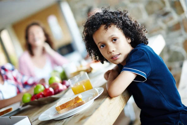 Los Almuerzos Familiares Son Importantes Para Los Niños Niño Lindo — Foto de Stock