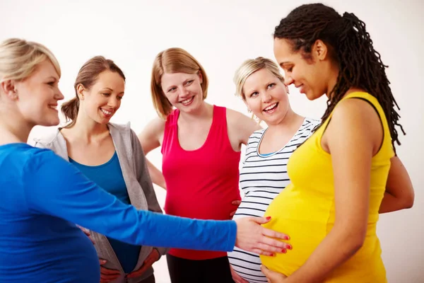 私たちは小さなものに会うのを待つことはできません 彼女の妊娠中の友人腹に触れる若い女性彼らは友好的な議論を持っているグループに立っている間 — ストック写真