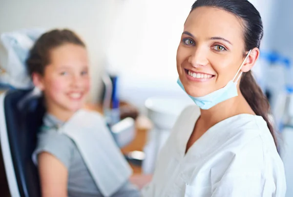 Δύο Τέλεια Χαμόγελα Πορτραίτο Γυναίκας Οδοντίατρου Και Παιδιού Οδοντιατρείο — Φωτογραφία Αρχείου