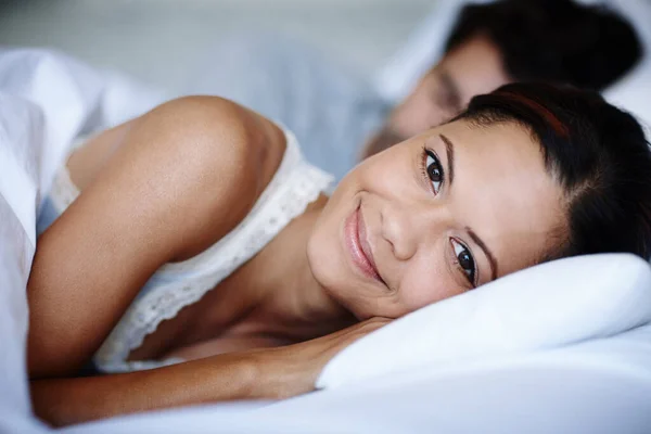 Aku Tidur Sangat Nyenyak Wanita Muda Tersenyum Berbaring Tempat Tidur — Stok Foto