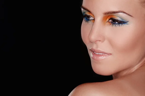 Mejora Cosmética Una Mujer Hermosa Pensamiento Con Sombra Ojos Multicolor — Foto de Stock