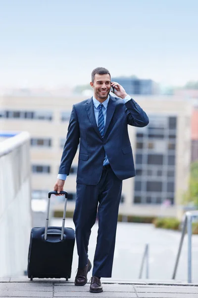 Şler Tıkırında Yakışıklı Genç Bir Işadamı Bavuluyla Havaalanına Doğru Yürürken — Stok fotoğraf