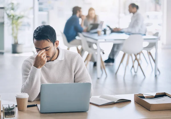 Stress Laptop Burnout Com Homem Negócios Trabalho Seu Laptop Enquanto — Fotografia de Stock