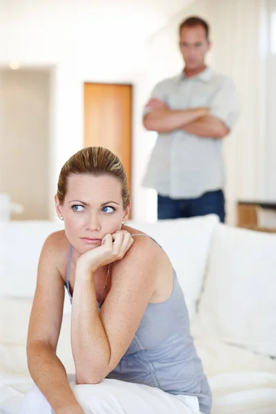 Problemy Raju Kobieta Siedząca Wyglądająca Zdenerwowaną Gdy Jej Mąż Stoi — Zdjęcie stockowe