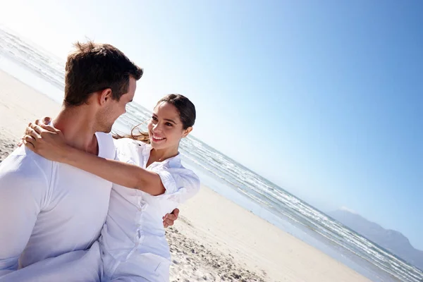 Romantik Strand Ein Junger Mann Trägt Seine Freundin Strand Entlang — Stockfoto