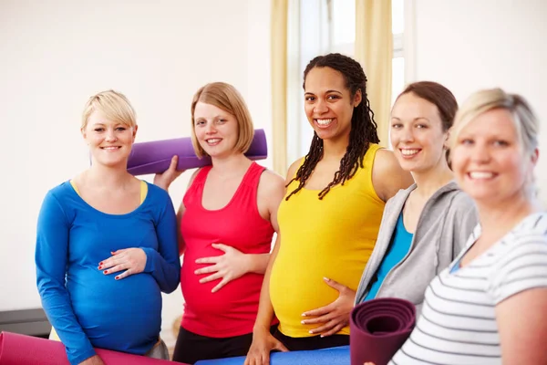 确保健康和快乐的怀孕 一群在体育馆里拿着锻炼垫的多种族孕妇 — 图库照片