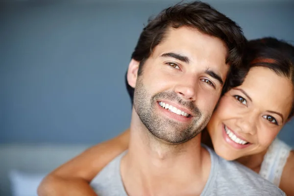 Onnellisen Suhteen Muotokuva Viehättävän Hymyilevän Parin Muotokuva — kuvapankkivalokuva