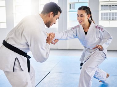 Adamım, karate ve antrenörlük, spor ve spor sınıfındaki kadın sporları yarışma, siyah kuşak dövüşü ya da savunma. Spor atleti, judo öğretmeni ve tekvando güçlü yumruk golleri öğrencisi.