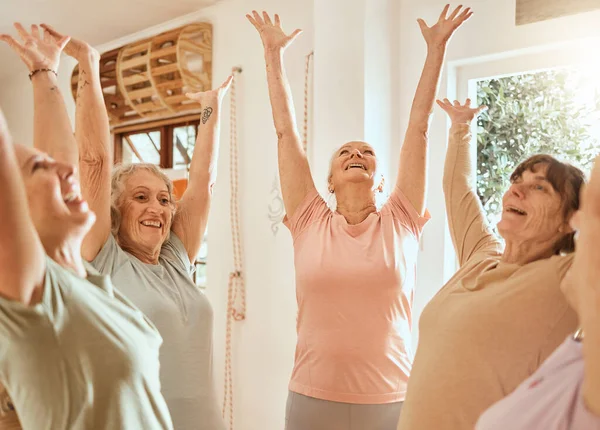 Fitness Siker Idősebb Nők Feltartott Kézzel Ünnepelnek Jóga Vagy Pilates — Stock Fotó
