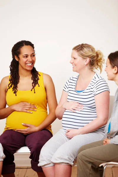 君には支援がある 多民族の妊婦がベリーに座りながら笑っている — ストック写真