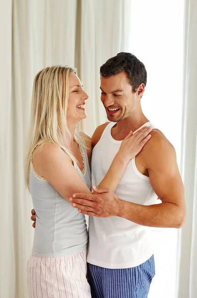 Birlikte Yeni Hayatımızı Seviyoruz Pijamalı Mutlu Bir Çift Yatak Odalarında — Stok fotoğraf