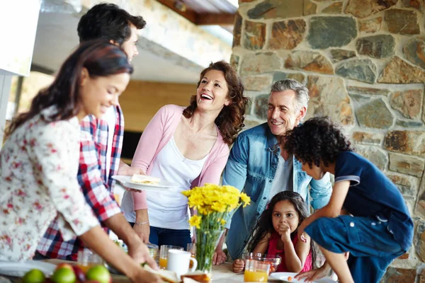 Está Hora Comer Uma Família Feliz Desfrutando Tempo Refeição Juntos — Fotografia de Stock
