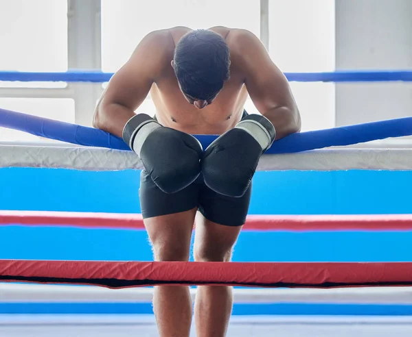 Fitness Yorgun Üzgün Bir Boksör Bir Spor Salonundaki Boks Ringinde — Stok fotoğraf
