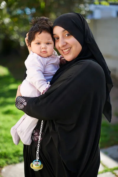 彼女を愛してる イスラム教徒の母親と彼女の小さな赤ちゃんの女の子 — ストック写真