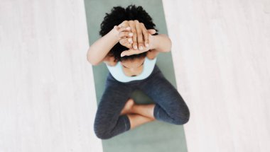 Meditasyon, zindelik ve yoga sağlık, sağIık ve sağlıklı vücut için esneme, akıl ve ruh zemin üzerinde. Sakin kadın pilates, egzersiz ve egzersizle başlar..